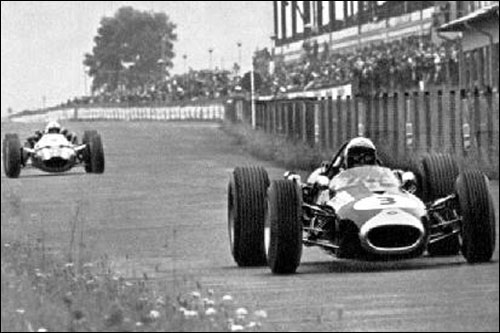 Джон Сёртиз преследует Джека Брэбэма на трассе Гран При Германии 1966 года