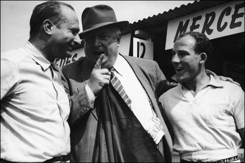 Триумфаторы Гран При Голландии 1955 года: Фанхио, Мосс и босс Mercedes Альфред Нойбауэр