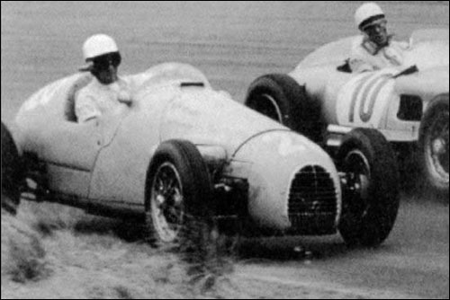 Стирлинг Мосс обгоняет Рамуша на круг во время дебютного для бразильца Гран При в Зандфорте 1955 года