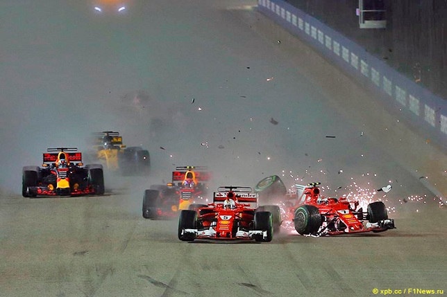 Старт Гран При Сингапура. Машина Даниэля Риккардо слева