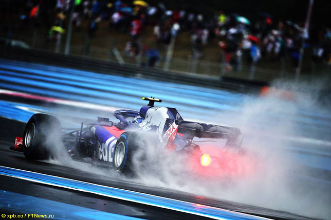 Пьер Гасли, гонщик Toro Rosso, во время дождевой тренировки на Поль-Рикаре