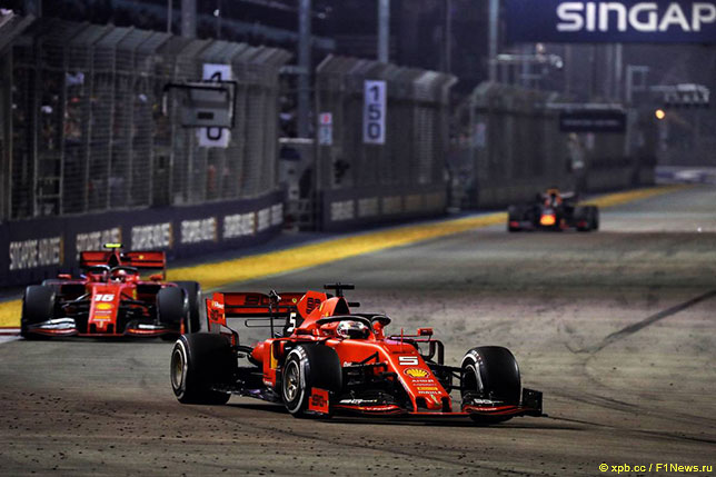 Машины Ferrari на трассе в Сингапуре