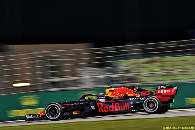 Александер Элбон за рулём машины Red Bull Racing на Гран При Абу-Даби, 2019 год