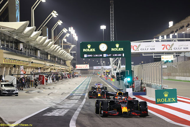 Машины Red Bull Racing на пит-лейн автодрома в Сахире