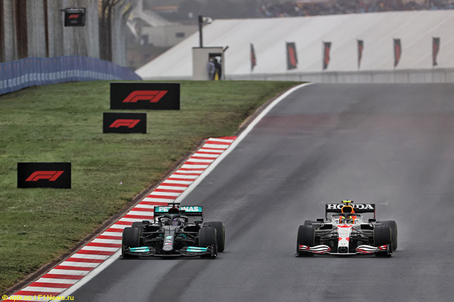 Машины Mercedes и Red Bull Racing на трассе Гран При Турции