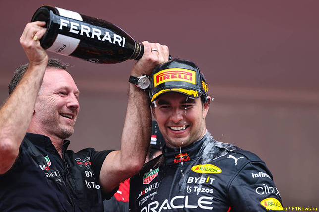 Кристиан Хорнер и Серхио Перес празднуют победу в Гран При Монако