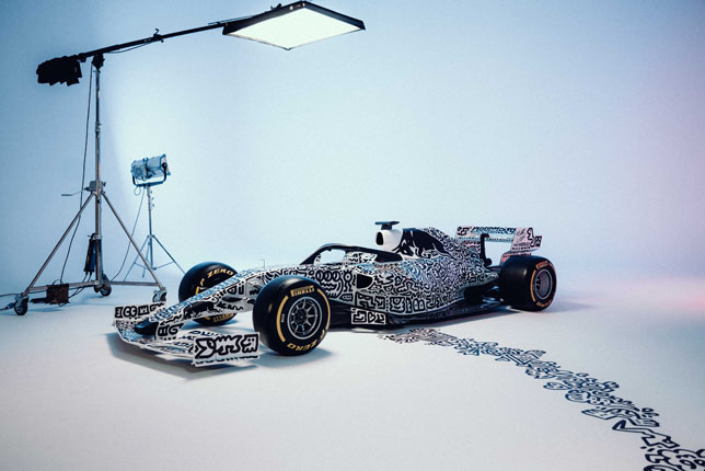 Раскраска машины Red Bull Racing авторства художника Mr Doodle