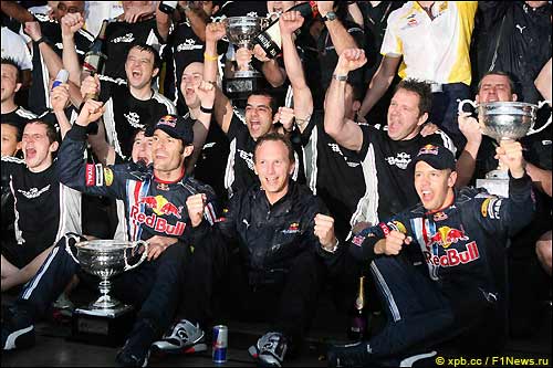 Команда Red Bull празднует победу