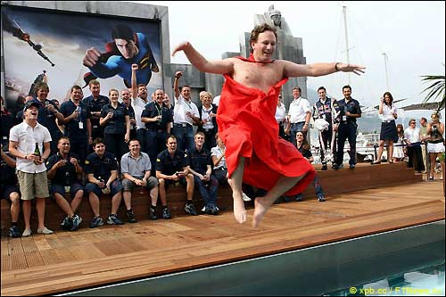 Прыжок Кристиана Хорнера в бассейн в Монако в 2006-м году