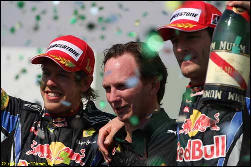 Кристиан Хорнер и гонщики Red Bull на подиуме Гран При Бразилии