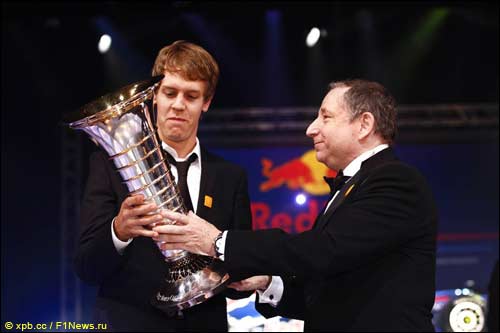 Себастьян Феттель получает трофей из рук президента FIA Жана Тодта