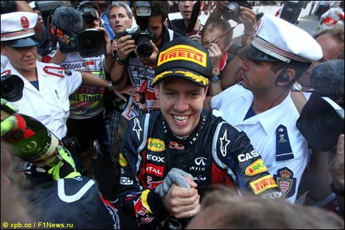 Себастьян Феттель принимает поздравления после финиша Гран При Монако