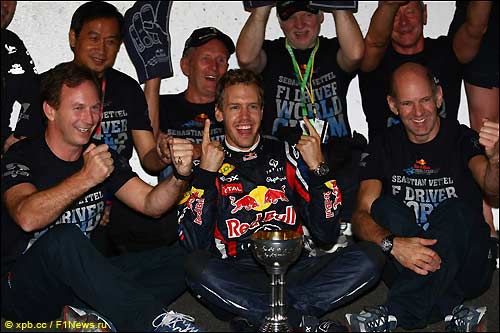 Кристиан Хорнер, Себастьян Феттель, Эдриан Ньюи отмечают победу в чемпионате вместе с командой Red Bull