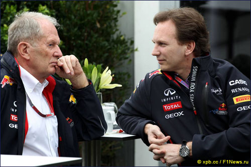 Кристиан Хорнер с консультантом Red Bull Хельмутом Марко в паддоке Гран При Австралии