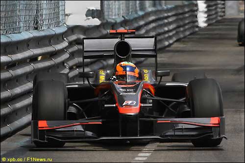 Карун Чандхок за рулем HRT F1 на трассе в Монако