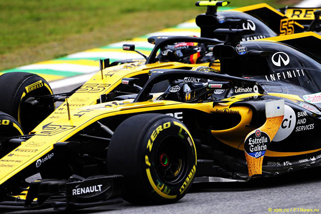 Машины Renault на трассе Гран При Бразилии