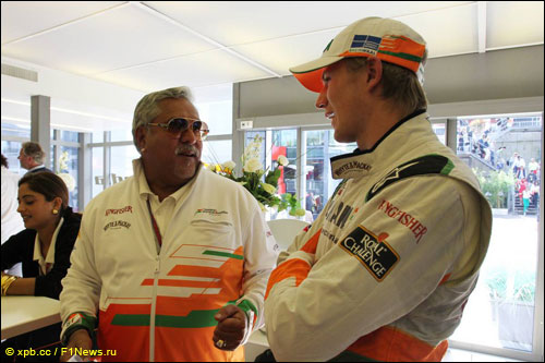 Руководитель Force India Виджей Малья с Нико Хюлкенбергом
