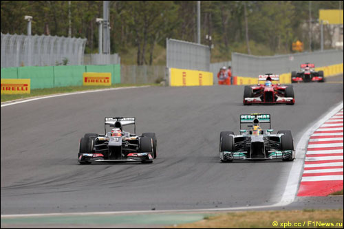 Борьба Нико Хюлкенберга и Льюиса Хэмилтона в Гран При Кореи 2013