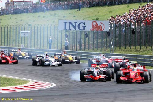 Старт Гран При Венгрии 2008 года. Фелипе Масса атакует Льюиса Хэмилтона