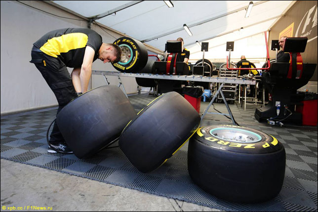 Инженер Pirelli работает с шинами