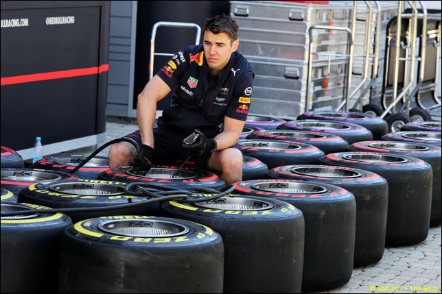 Механик Red Bull Racing работает с шинами Pirelli