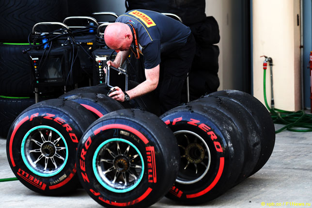 Инженер работает с шинами Pirelli