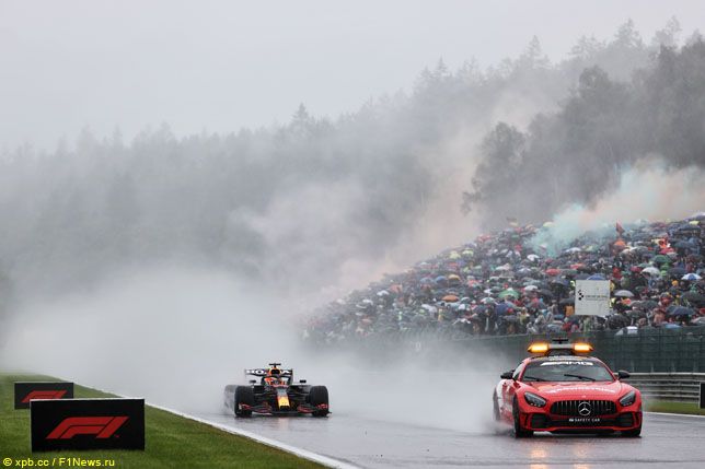 Макс Ферстаппен лидирует в Гран При Бельгии за автомобилем безопасности