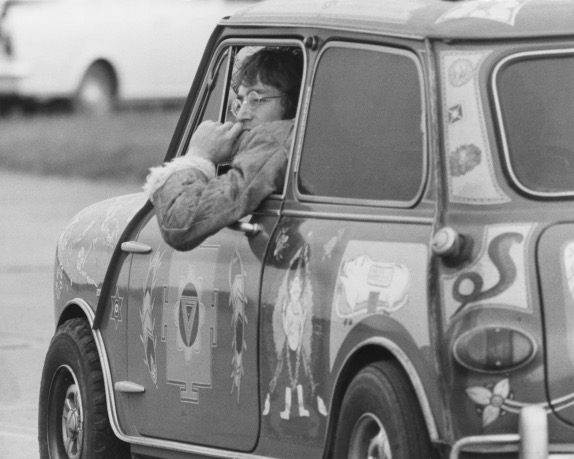 Джон Леннон за рулём Radford Mini, фото пресс-службы BMW