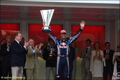 Джеки Стюарт (второй слева) и Марк Уэббер на церемонии награждения победителя Гран При Монако