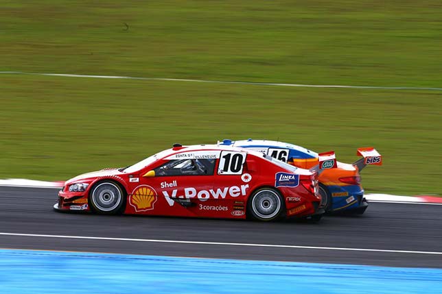 Жак Вильнёв за рулём Peugeot 408 команды Shell Racing ведёт борьбу на трассе