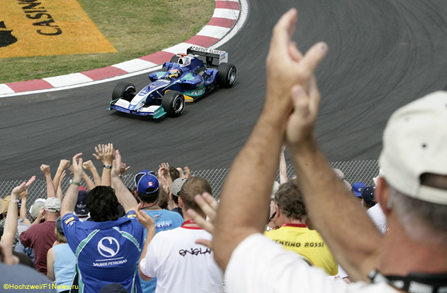 Канадские болельщики приветствуют Жака Вильнёва, который в 2005 году выступал за Sauber