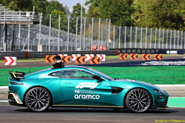 Автомобиль безопасности Aston Martin