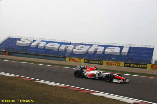 Нараин Картикеян на трассе Гран При Китая
