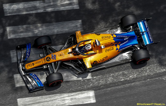 Карлось Сайнс за рулём McLaren на трассе Гран При Монако