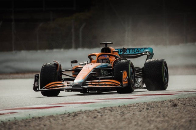 Даниэль Риккардо за рулём McLaren MCL36 в заключительный день тестов в Барселоне, фото XPB