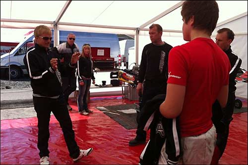Хейкки Ковалайнен (слева) инструктирует гонщика RedStep Youngsters Микко Пакари