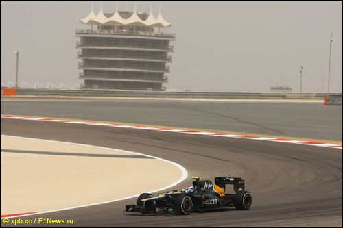 Виталий Петров на трассе Гран При Бахрейна
