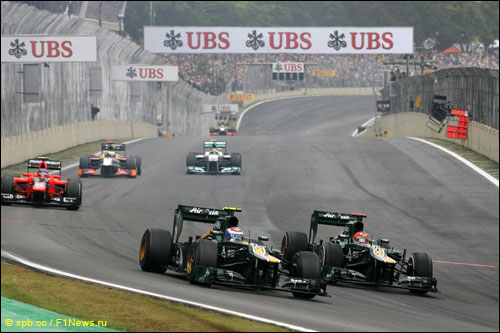 Пилоты Caterham F1 Виталий Петров и Хейкки Ковалайнен на трассе Гран При Бразилии