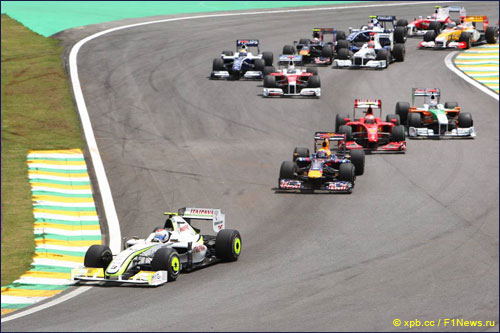 Рубенс Баррикелло лидирует на старте Гран При Бразилии 2009 года, следом - будущий победитель гонки Марк Уэббер