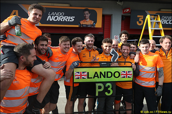 В McLaren празднуют подиум Ландо Норриса