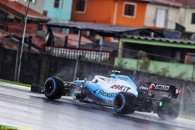 Никола Латифи за рулём Williams FW42 на трассе в Сан-Паулу