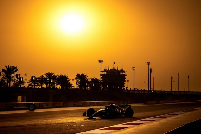 Александер Элбон за рулём Williams FW44 на трассе в Бахрейне, фото XPB