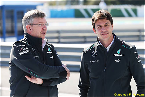 Тото Вольфф (справа) и Росс Браун, руководитель команды Mercedes AMG