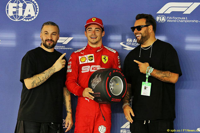 Шарль Леклер получает приз Pirelli за поул-позицию в Сингапуре