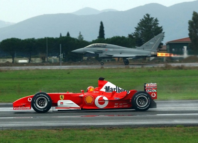 Михаэль Шумахер за рулём Ferrari F2003-GA в декабре 2003 года во время дуэли с истребителем, фото XPB