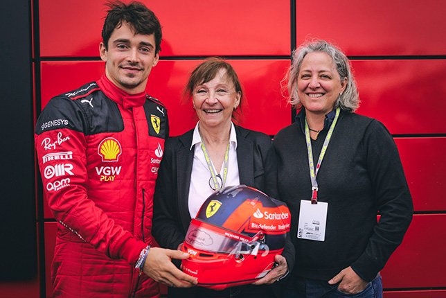 Шарль Леклер с семьёй Жиля Вильнёва в боксах Ferrari, фото пресс-службы команды