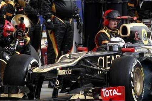 Механики Lotus F1 во время пит-стопа