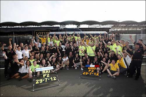 Команда Lotus F1 празднует по случаю двойного подиума в Венгрии