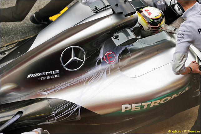 Логотип Mercedes на машине Льюиса Хэмилтона