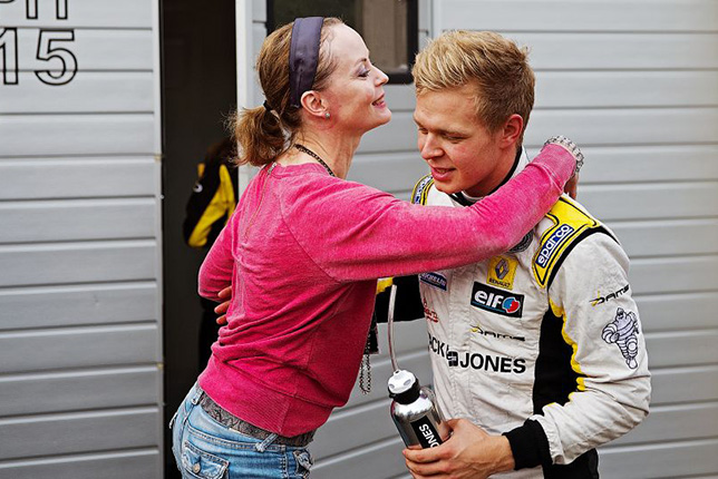 Кевин Магнуссен и его бывший менеджер во время выступлений датчанина в Мировой серии Renault, фото TV2 Sport
